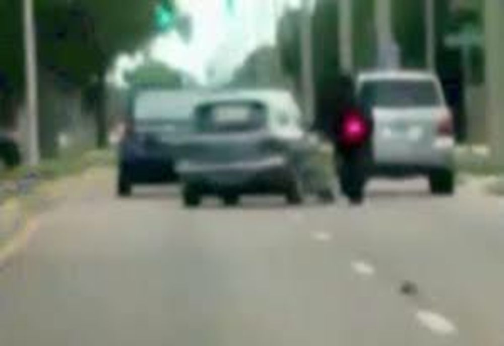 Șicanele în trafic i-au adus 24 de ore în arest. Era băut și nici nu avea permis de conducere