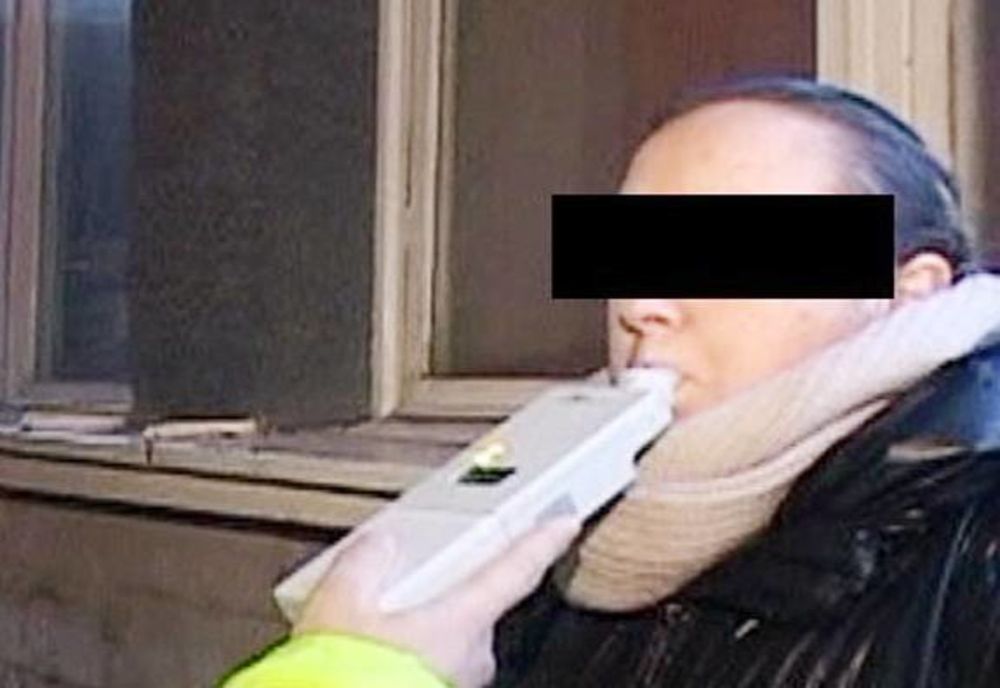 O femeie din Botoșani a băut bine, a furat o mașină și a ieșit cu ea la plimbare! S-a oprit într-un scuar! Noaptea și-a petrecut-o în arest