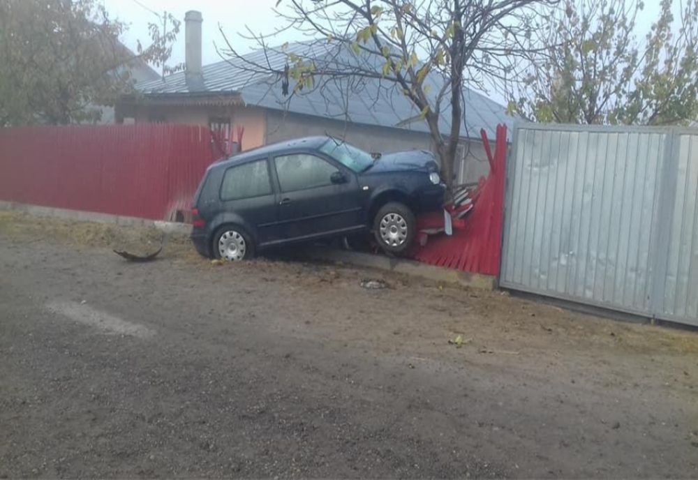 A intrat cu mașina în gard! Șoferul, beat și fără permis