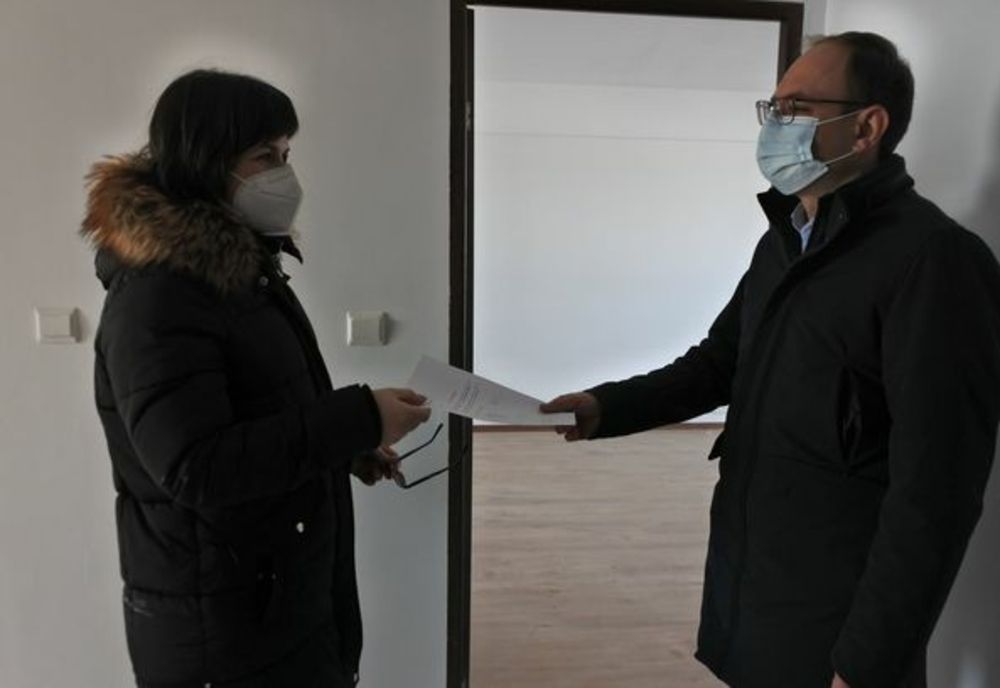 Beneficiarii locuințelor ANL au primit cheile chiar de la primar