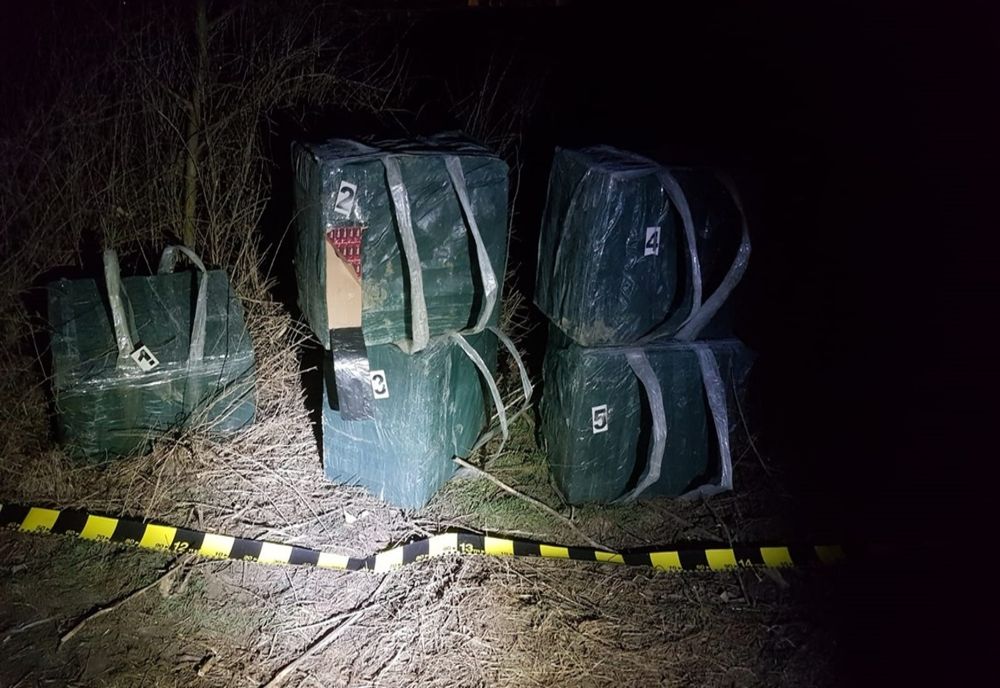 Ţigări de contrabandă de peste 91.500 de lei, abandonate pe malul Râului Prut
