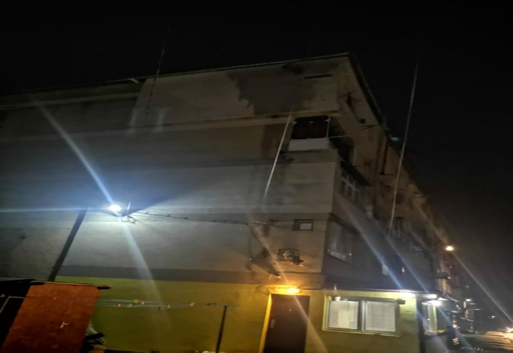 Panică într-un bloc din Darabani! Funinginea din coșul de fum amplasat pe un perete exterior a luat foc