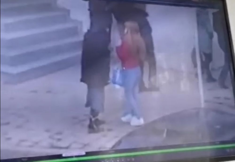 ATENȚIE LA HOȚI! Cum fură o femeie banii unei tinere- VIDEO