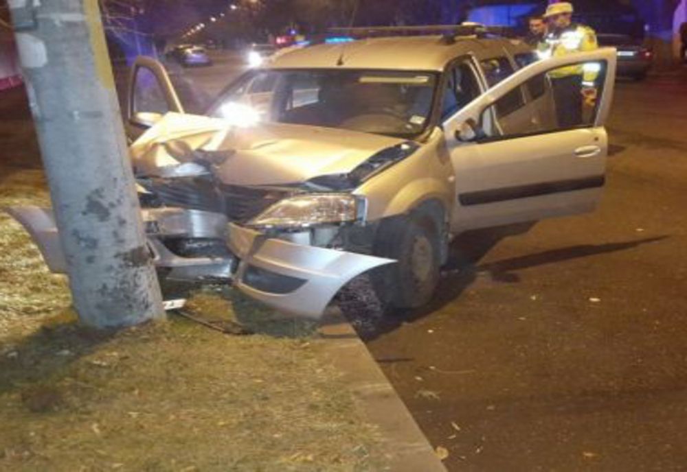 De beat ce era s-a oprit cu mașina într-un stâlp de electricitate