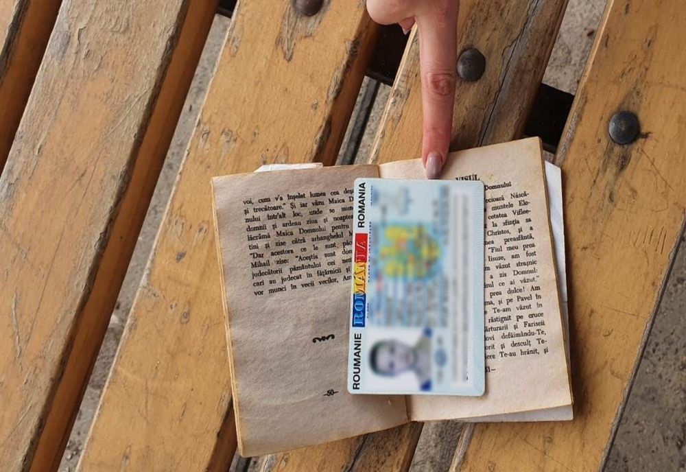 Carte de de identitate falsă ascunsă într-o carte de rugăciuni