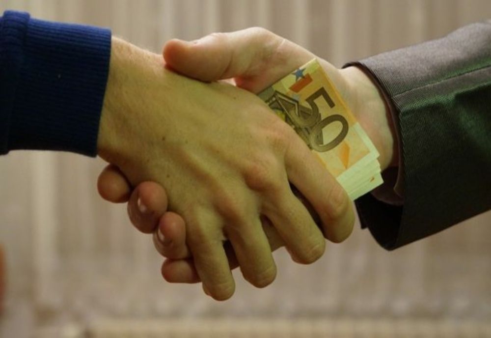 Secretarul unei primării din Botoșani, trimis în judecată pentru luare de mită