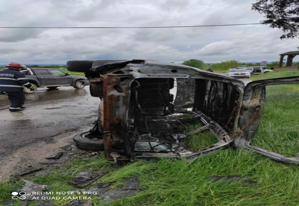 Autoturism distrus de flăcări, la Durnești