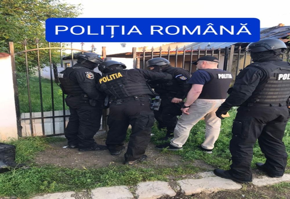 Percheziții la persoane bănuite de comiterea unei infracțiuni de înșelăciune prin metoda ”șmen” ! O femeie din Roman, săltată de mascați (FOTO)