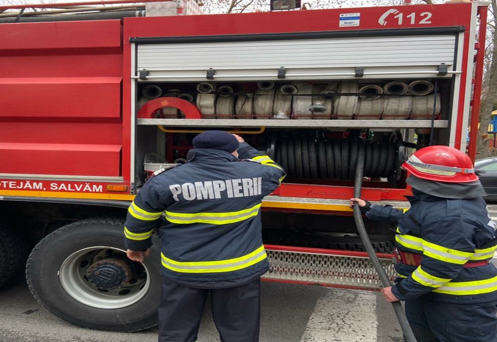 Izolația unei clădiri în flăcări din cauza unei motocicelete care a luat foc