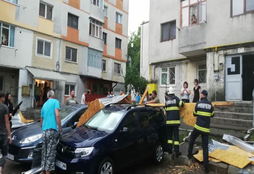 27 de apeluri de la cetățeni care cer ajutorul pompierilor după efectele vijeliei - VIDEO