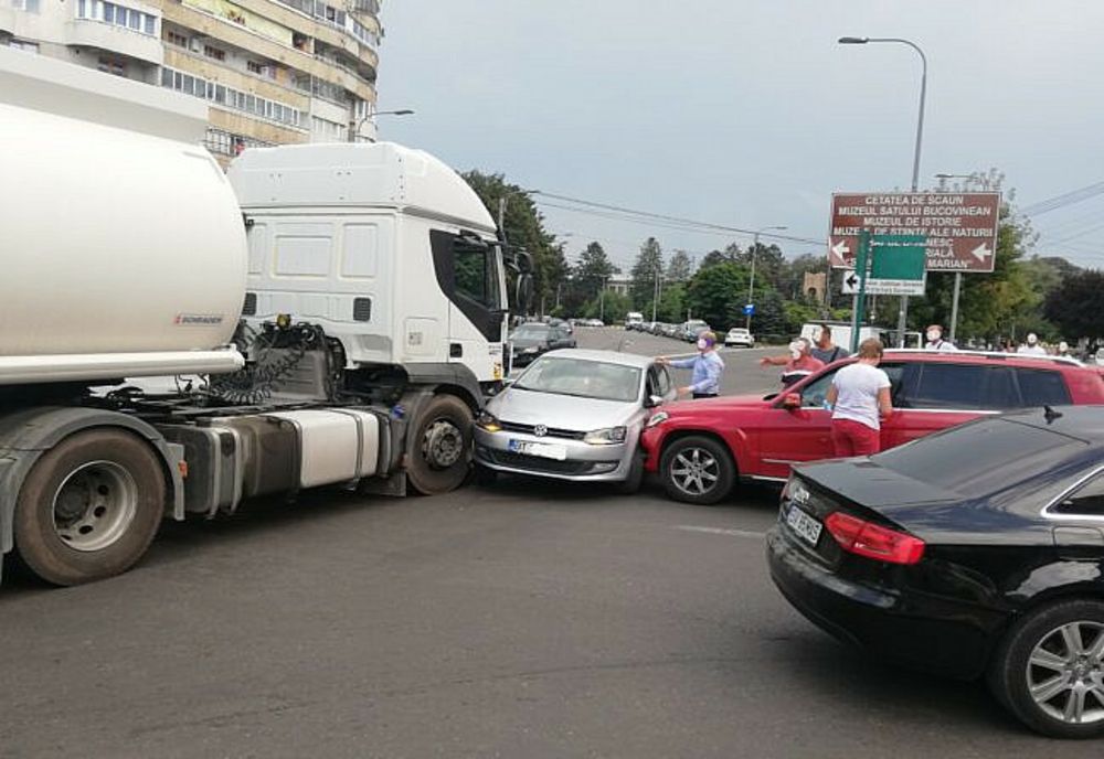 Botoşăneancă implicată într-un carambol la Suceava