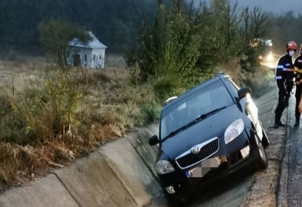Un șofer beat s-a oprit cu mașina în șanț