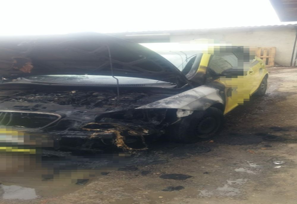 S-a ales cu arsuri încercând să-și salveze autoturismul din flăcări