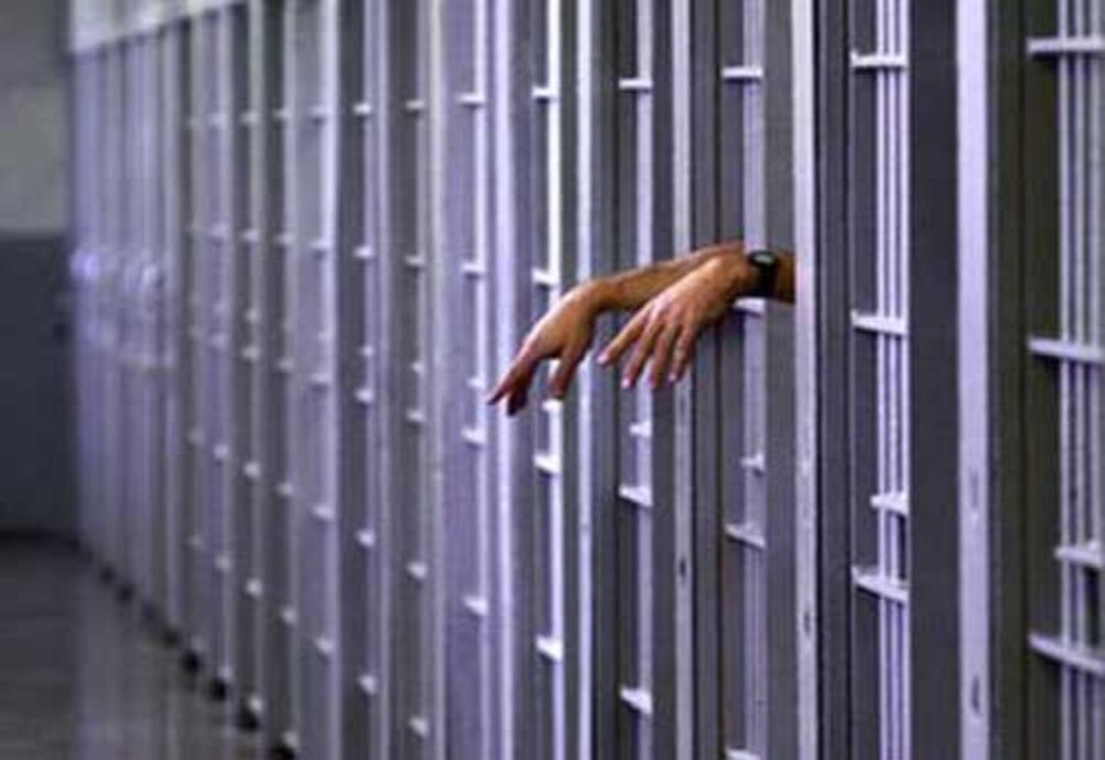 Bărbat arestat preventiv pentru trei infracțiuni