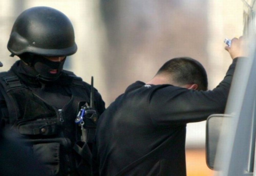 Trei poxeneți din Botoșani, arestați! Ce au găsit polițiștii la percheziții