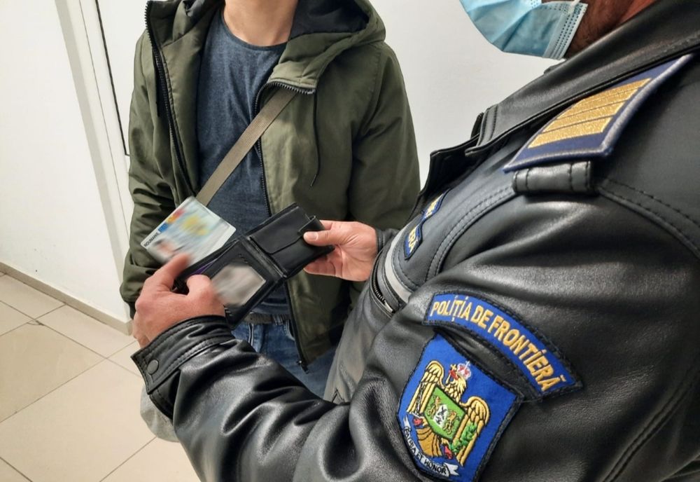 A vrut să se angajeze folosind o carte de identitate falsă