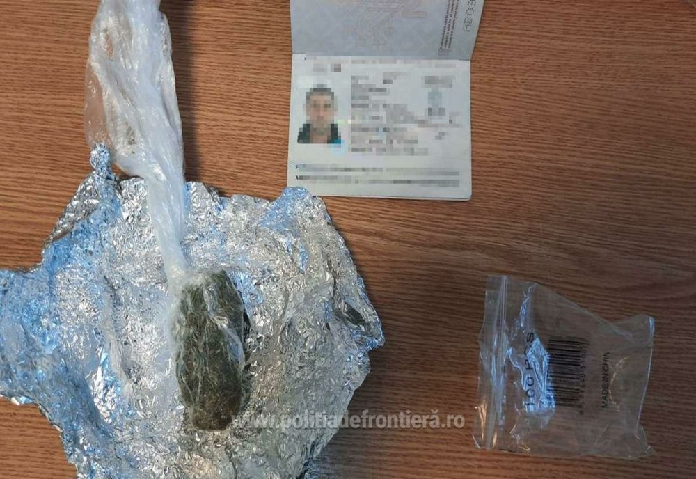 A încercat să treacă vama având în rucsac o cutie cu marijuana