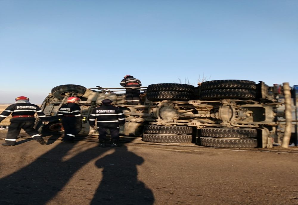 Camion răsturnat! Șoferul a avut nevoie de îngrijiri medicale