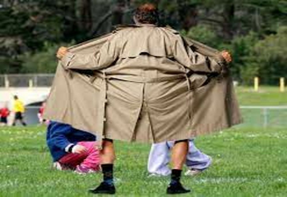 Un exhibiţionist din Drunești a ajuns în arest după ce a făcut ”spectacol” în fața unor elevi