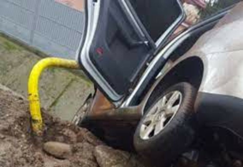 Un șofer beat s-a oprit cu mașina într-o conductă de gaz