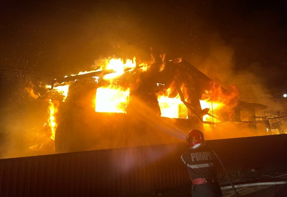 Incendiu violent în județul Botoșani! Flăcările puteau fi observate de la câțiva kilometri distanță.