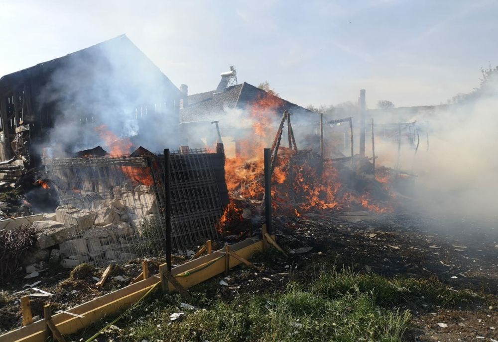 Jarul căzut din sobă, a mistuit o anexă a unei case din Pădureni