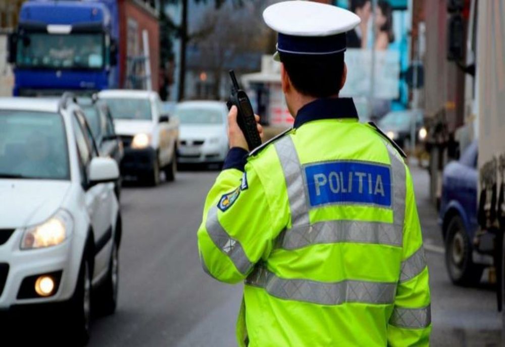 A vrut scape de poliție și s-a oprit cu mașina într-un mal de pământ