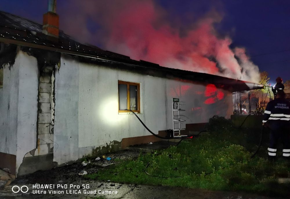 O loocuință a fost distrusă de un incendiu izbucnit de la un scurtcircuit