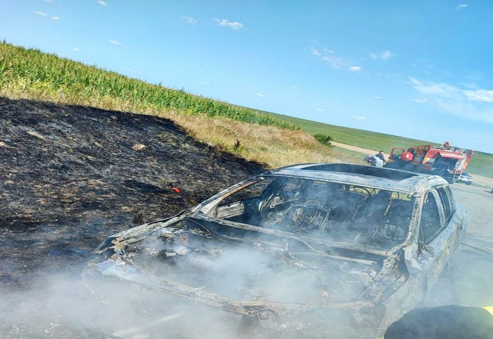 O mașină a ars ca o torță pe DN 29D
