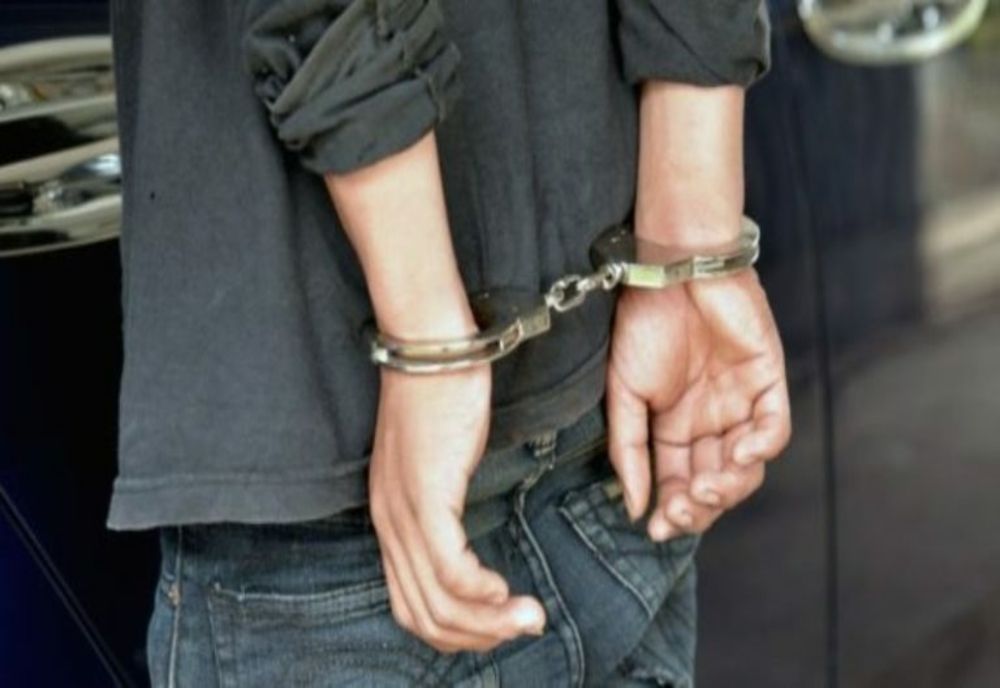 În arest pentru că s-a întors acasă la iubită