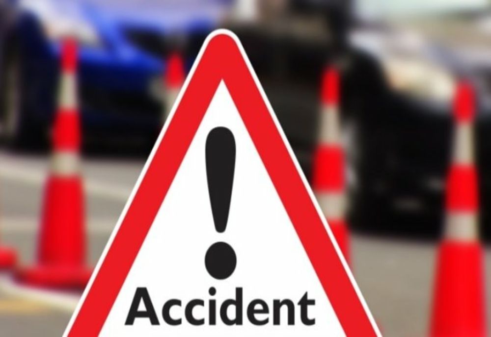 Mașină izbită într-un copac, după ce șoferul a pierdut controlul volanului