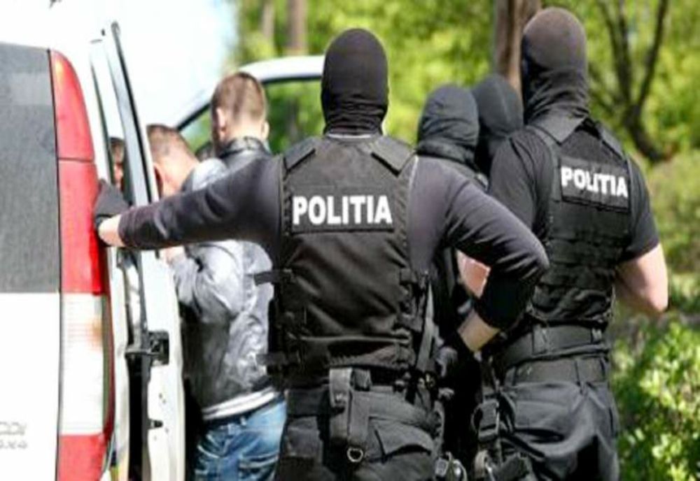 Își riscă libertatea pentru o pereche de căști! Trei minori reținuți pentru tâlhărie