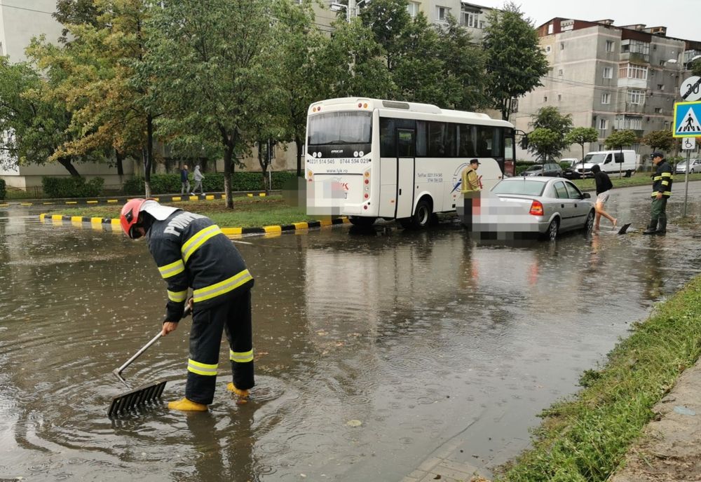 Apeluri la 112 în urma averselor: o femeie a rămas cu autoturismul în mijlocul apelor