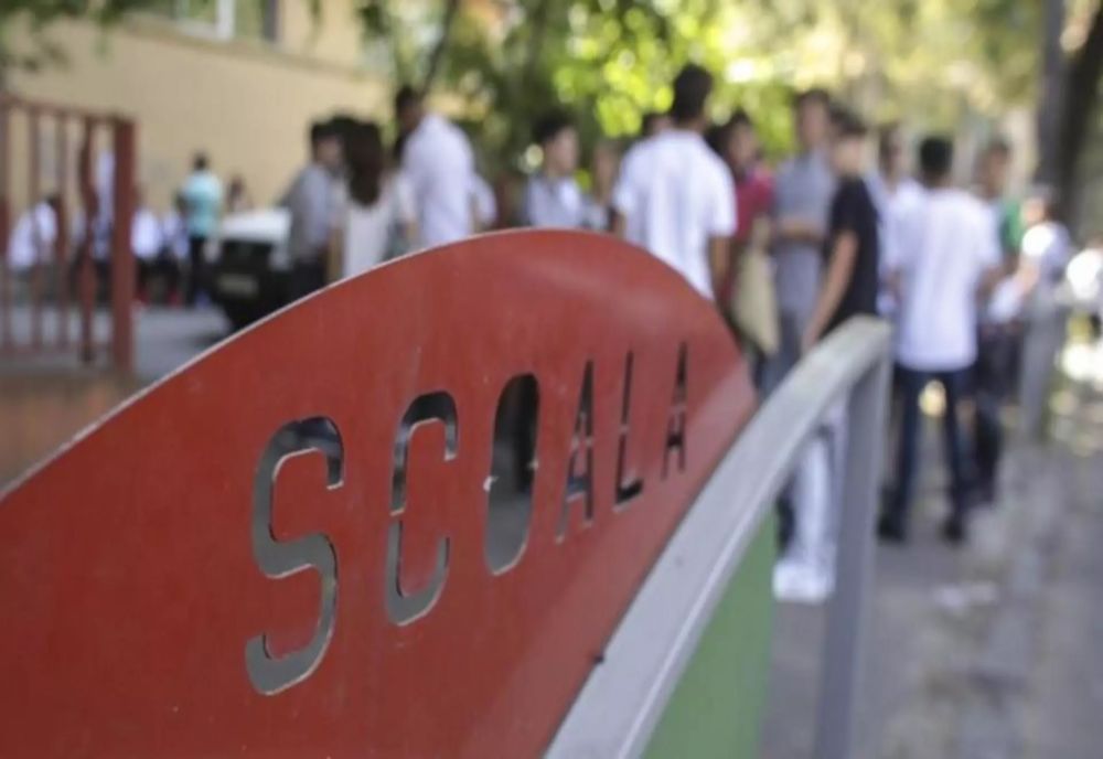 Elevi care absentau de la ore „culeși” de polițiști din baruri