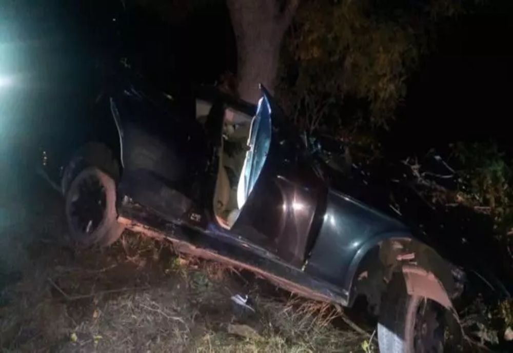 Tânăr de 25 de ani, GRAV rănit după ce a intrat cu mașina într-un copac în jud. Botoșani - A fost dus urgent la spital - FOTO