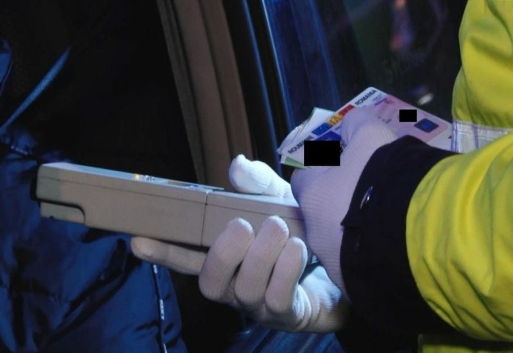 Un şofer „beat criţă” abia reuşea să ţină maşina pe carosabil . Avea o alcoolemie de 1,25 mg/l alcool pur în aerul expirat