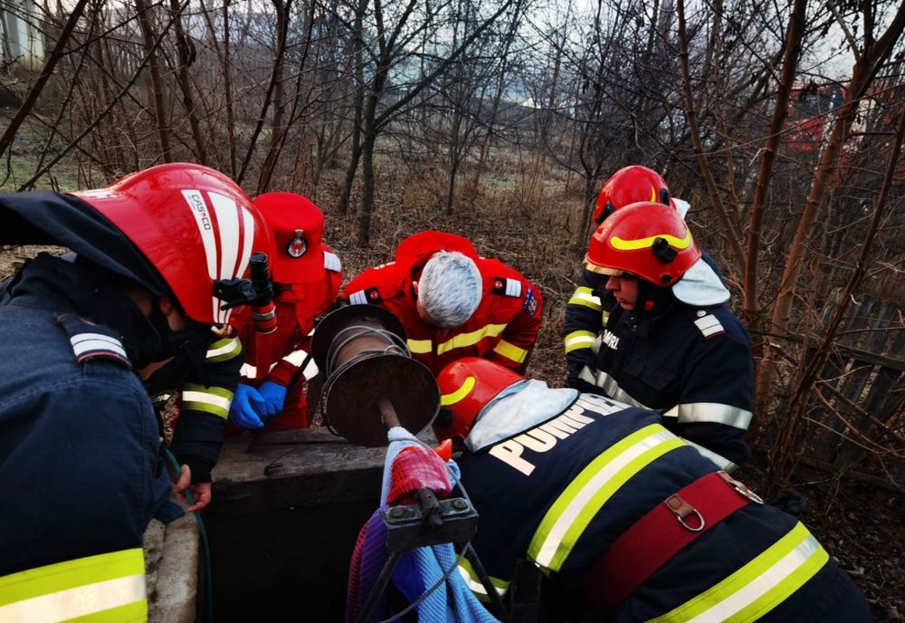 Un bărbat a căzut într-o fântână. Strigătele sale de ajutor au fost auzite de un trecător