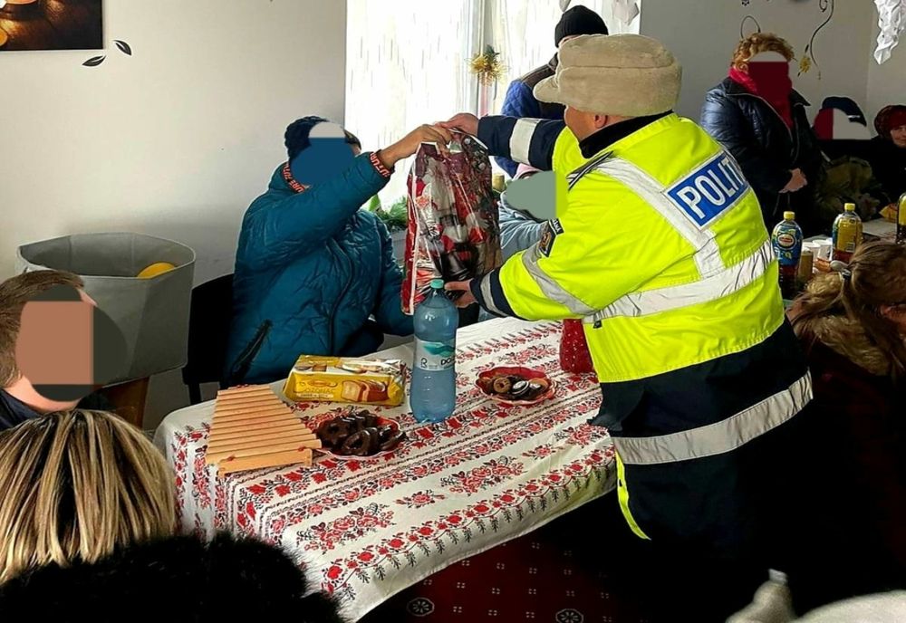Polițiștii au oferit cadouri copiilor celor din cadrul asociației ”Ne trebuie Speranță” din Curtești