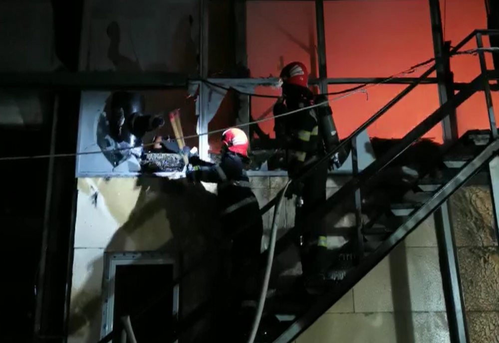 Incendiu violent, la o hală din Botoșani! O persoană s-a refugiat pe acoperiș
