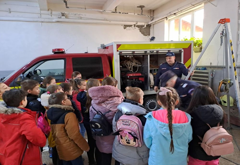 O nouă zi de „școală altfel” petrecută alături de pompieri 