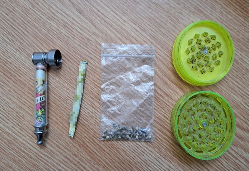 Țigară și semințe de cannabis depistate la intrarea în țară