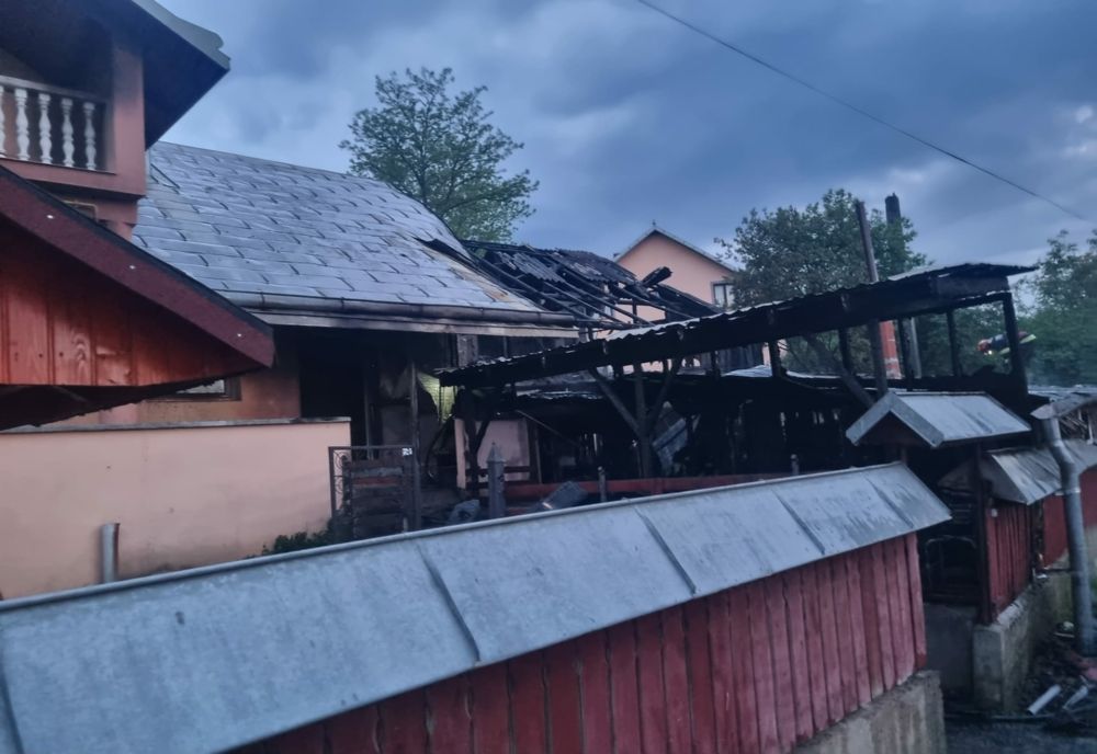 Un scurtcircuit a distrus anexa unei case. Pompierii au intervenit pentru a limita pagubele