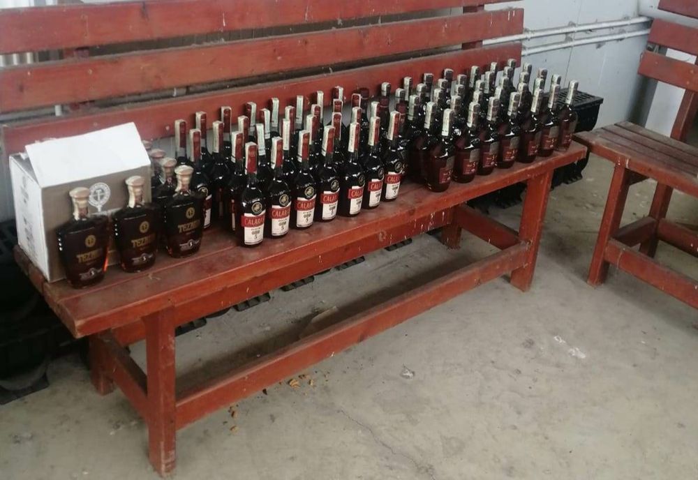 Mii de țigări și zeci de litri de alcool ilegal depistați la intrarea în țară