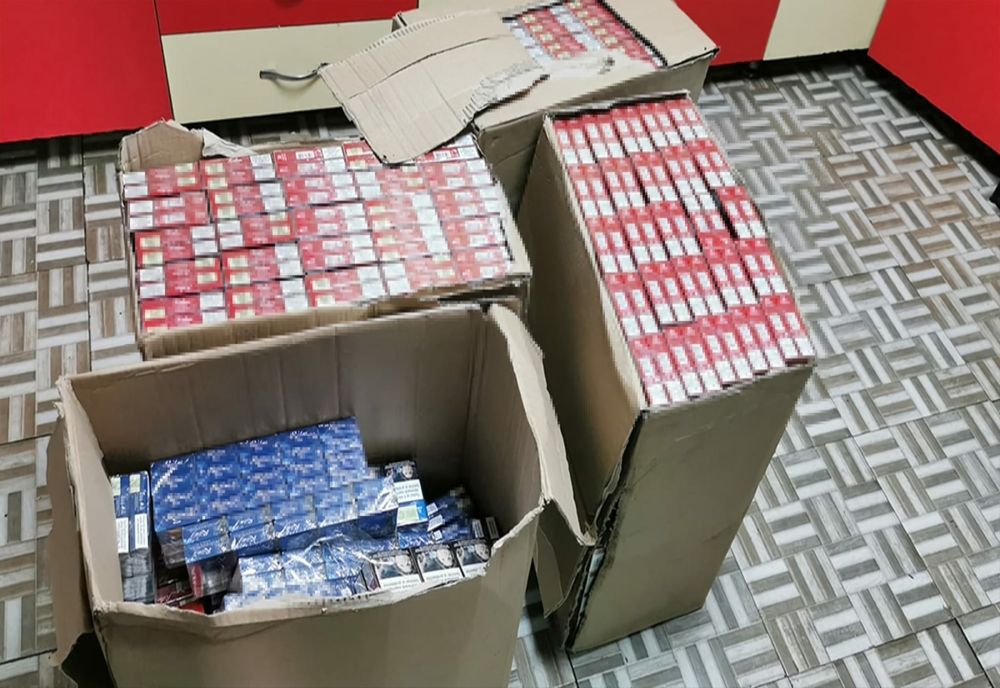 Țigări de contrabandă, mii de lei și stații de emisie - recepție, descoperite în urma unor percheziții la Botoșani