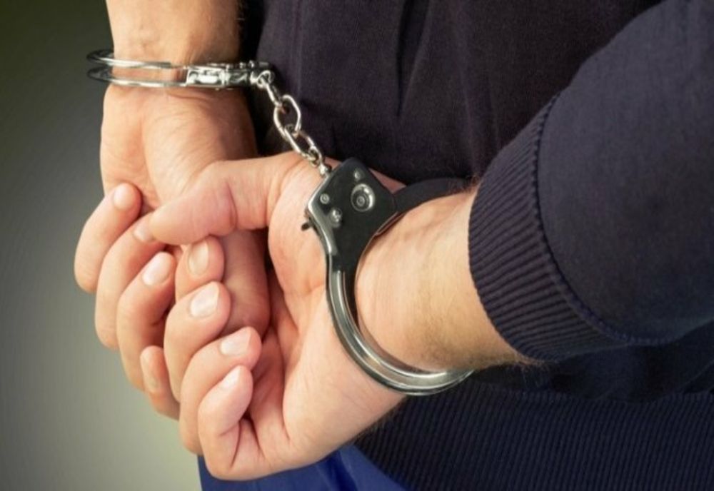 Un bărbat de 60 de ani din Botoșani, reținut de polițiști după ce a pipăit în tren o tânără de 23 de ani