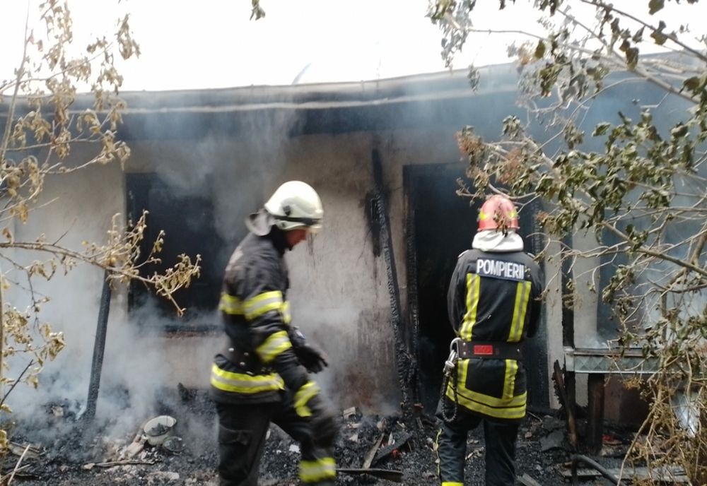 Un bărbat a murit, iar tatăl lui a ajuns la spital cu arsuri! Focul la casa în care locuiau a fost pus intenționat