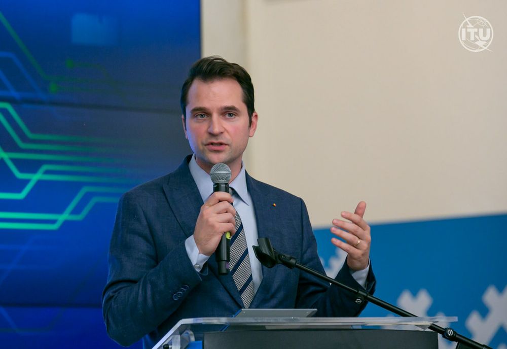 FUNCȚIILE DE CONDUCERE DIN MINISTERUL ENERGIEI, REDUSE CU 35%. SEBASTIAN BURDUJA: „NU MAI VREM DOSARE CU ȘINĂ, DIGITALIZĂM TOTUL”