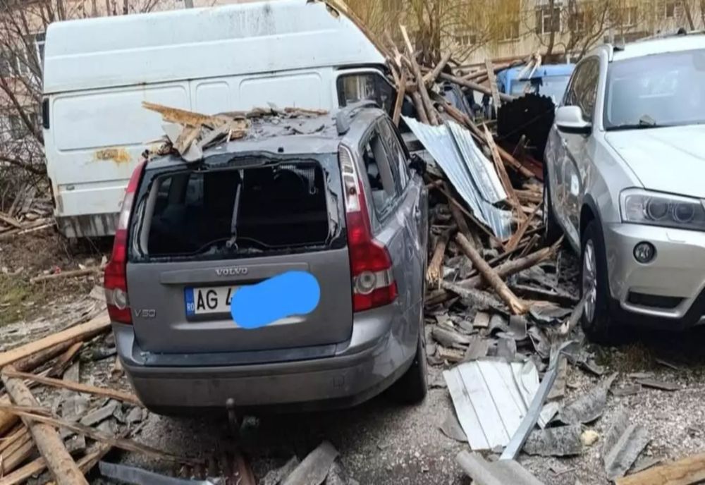 VÂNTUL PUTERNIC A FĂCUT RAVAGII ÎN ROMÂNIA. ACOPERIȘURI SMULSE ȘI MAȘINI AVARIATE