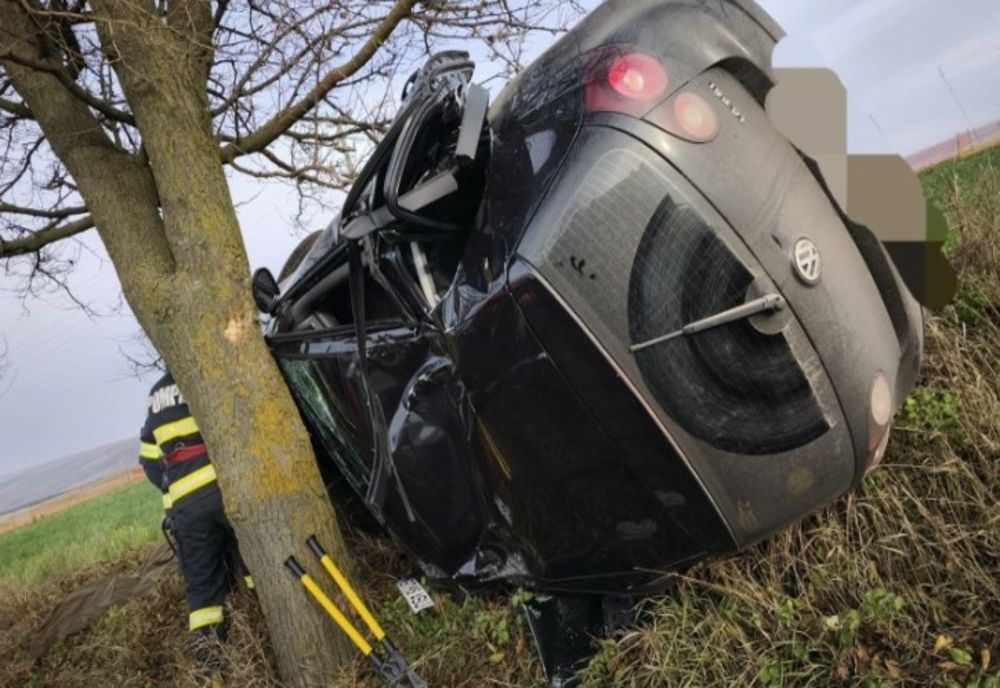 O mamă și doi copii au ajuns la spital, după ce mașina lor s-a răsturnat pe DN 29