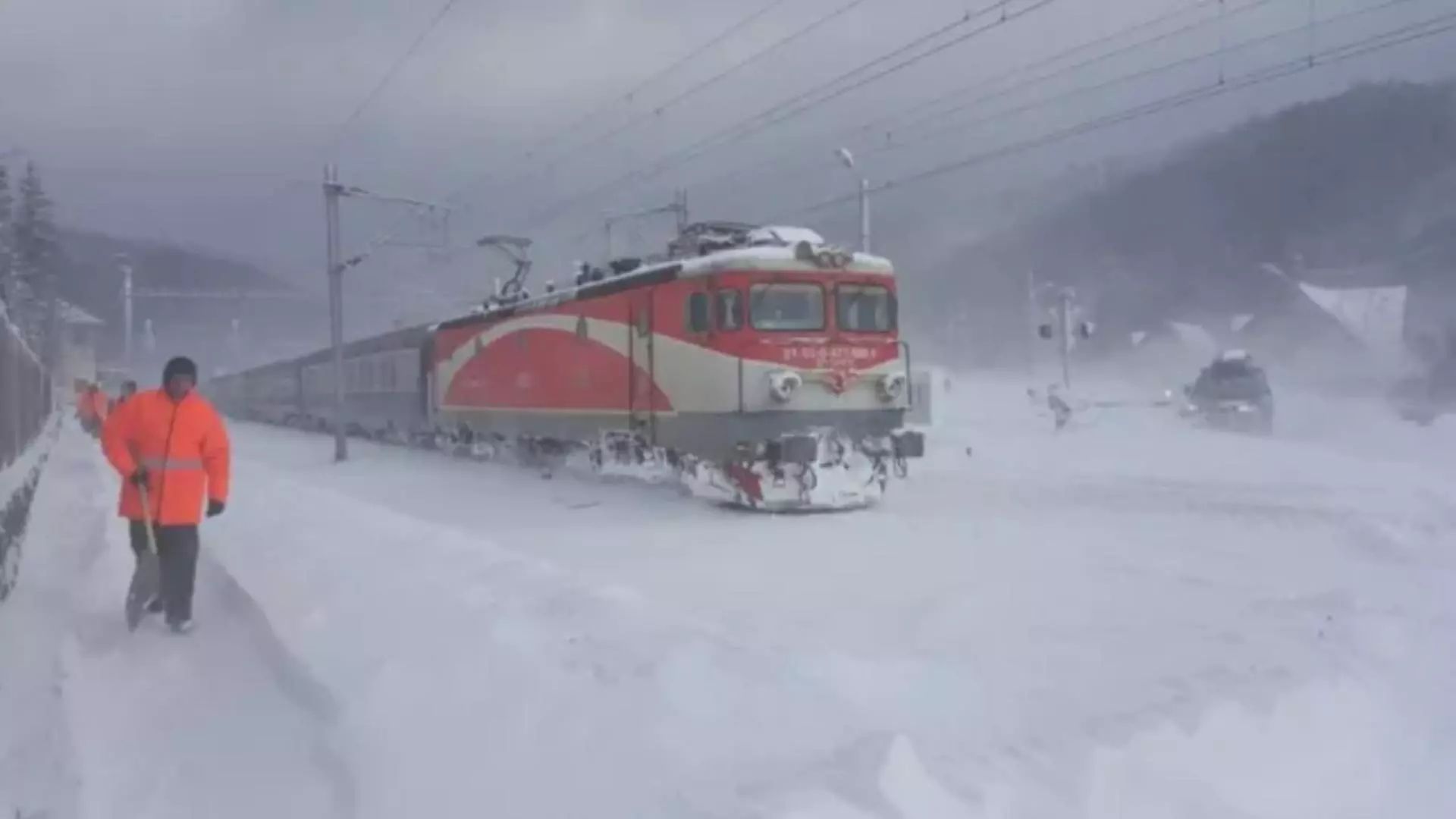 Oameni blocati in vagoane